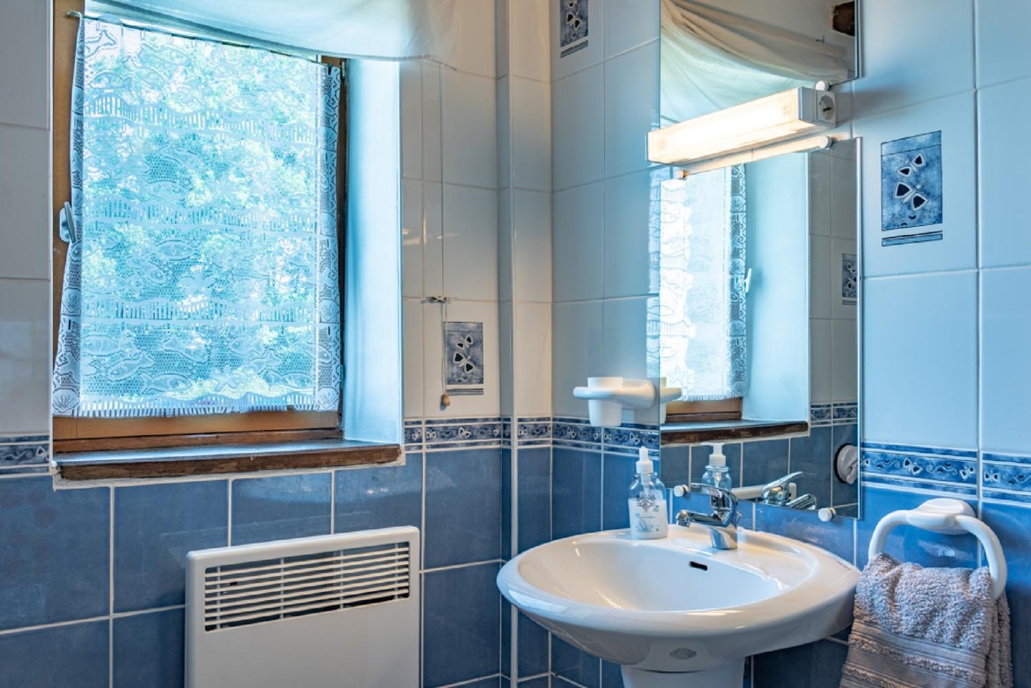 Bathroom 4, Oak Tree Gites, Charente