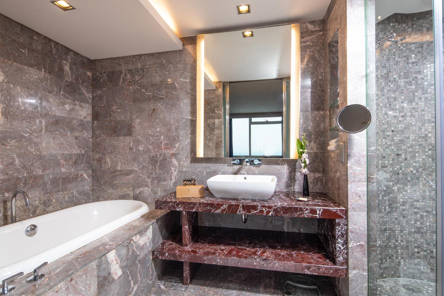 Bathroom 5, The Longemont Shanghai Hotel, Shanghai