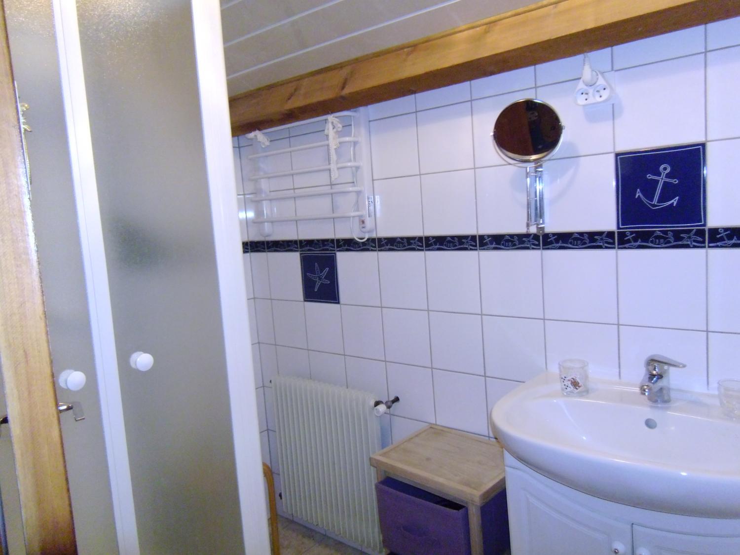 Bathroom, Fleurs des Bois, Cher