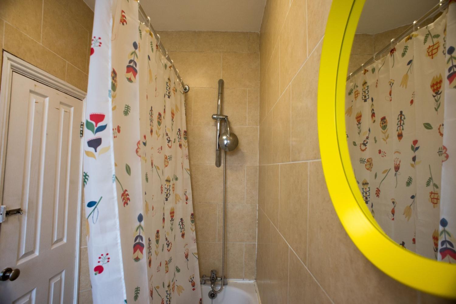 Bathroom 2, Tooting Bec Rooms by PrimeCityHosts, London