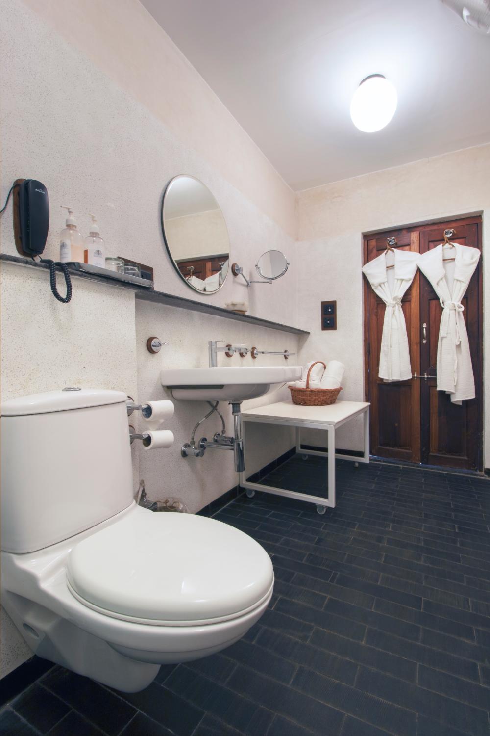 Bathroom, Mangaldas Ni Haveli II by The House of MG, Ahmadabad