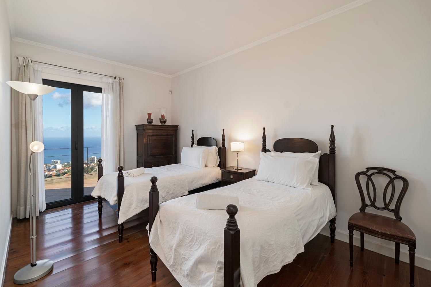 Exquisite Madeira Villa Villa Funchal Luz 5 Bedroom Heated Pool Sea Views Games Room Fu, Funchal