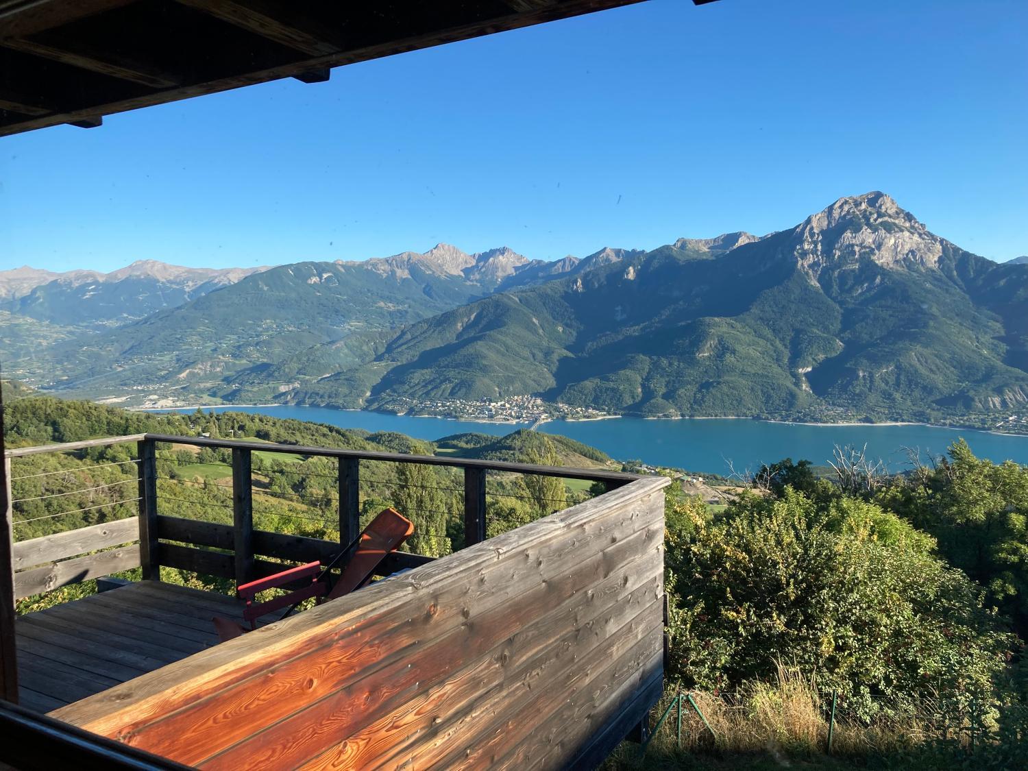 Chalet bioclimatique avec vue sur le lac de Serre Ponçon in Saint