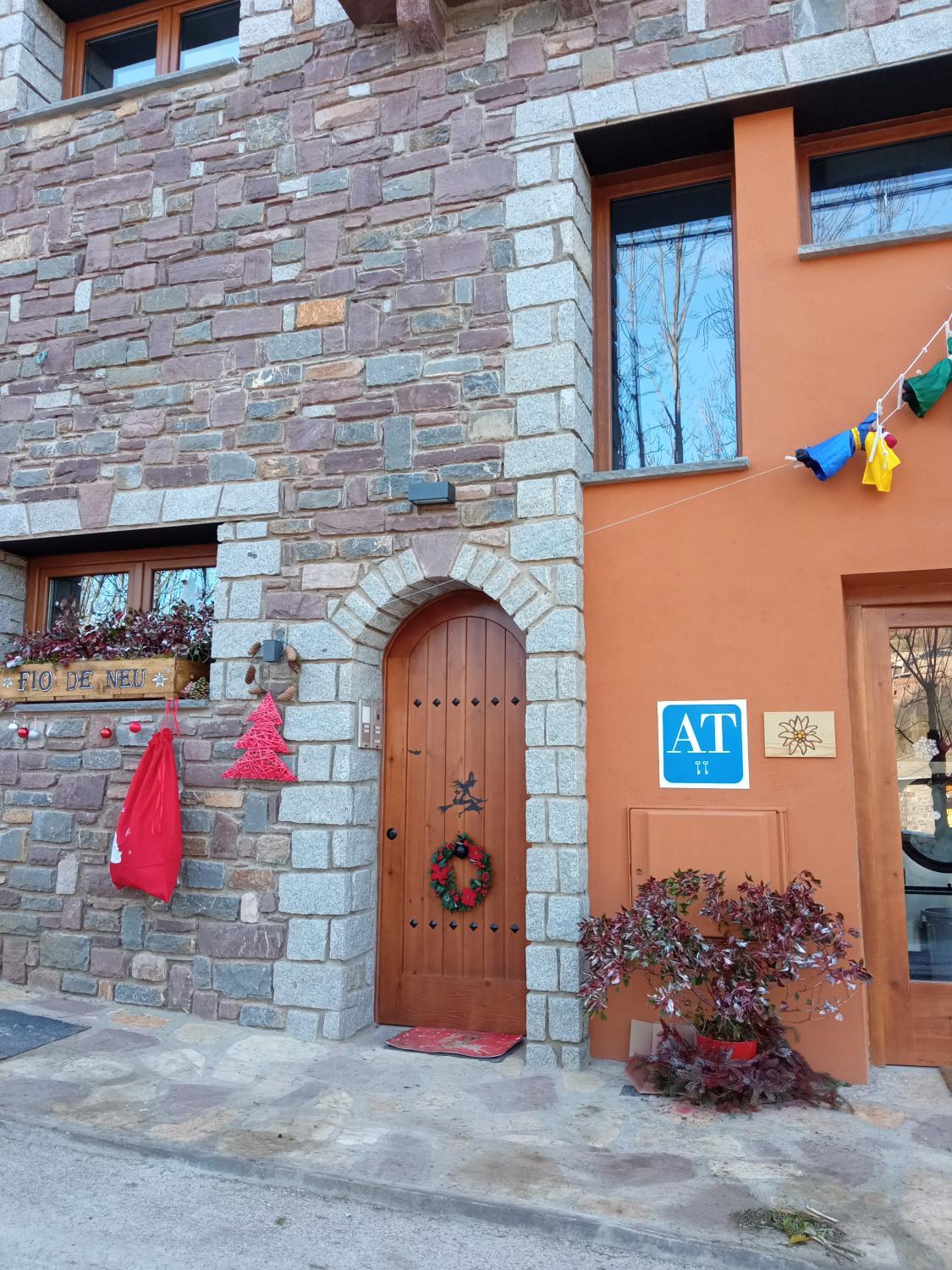 Entrance 5, Apt Nuevos con caballos Fio de Neu, Huesca