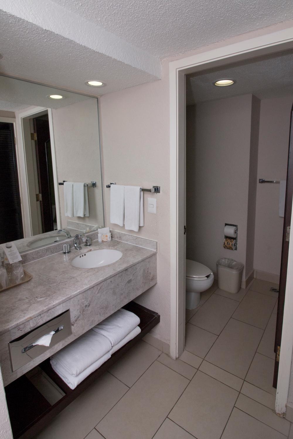 Bathroom, LQ Hotel by La Quinta Monterrey Centro, Monterrey