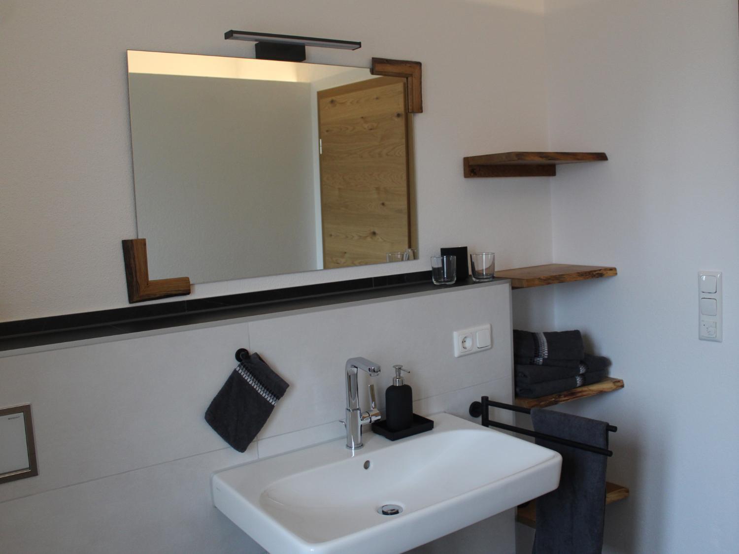 Bathroom 3, Ferienwohnung an der Jodquelle, Rosenheim