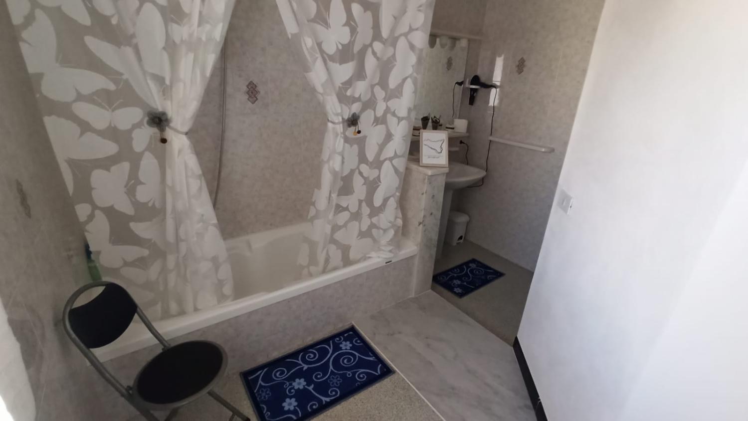 Bathroom, La terra dei sogni, Trapani