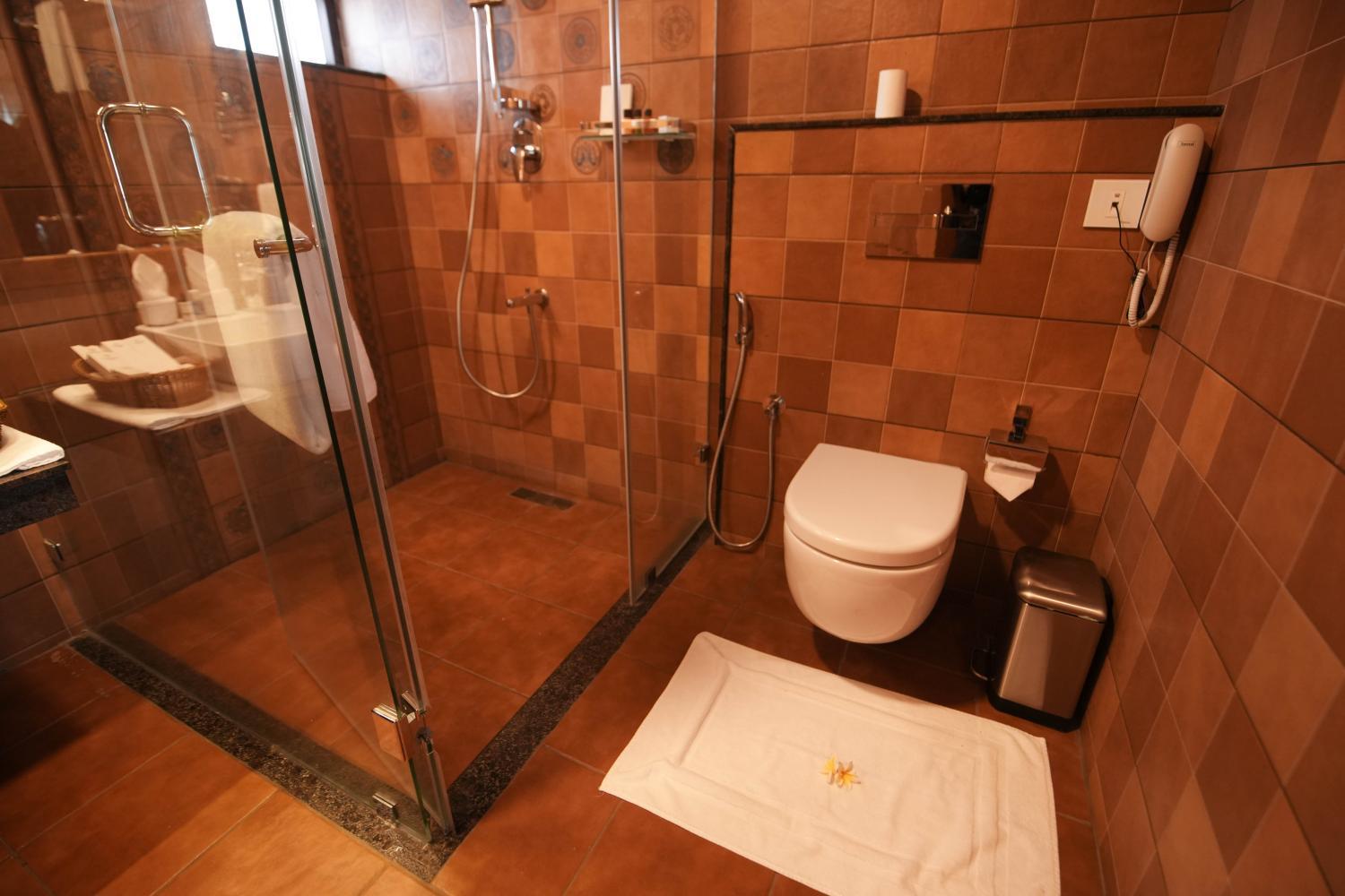Bathroom, Gokulam Grand Resort & Spa Kumarakom, Kottayam