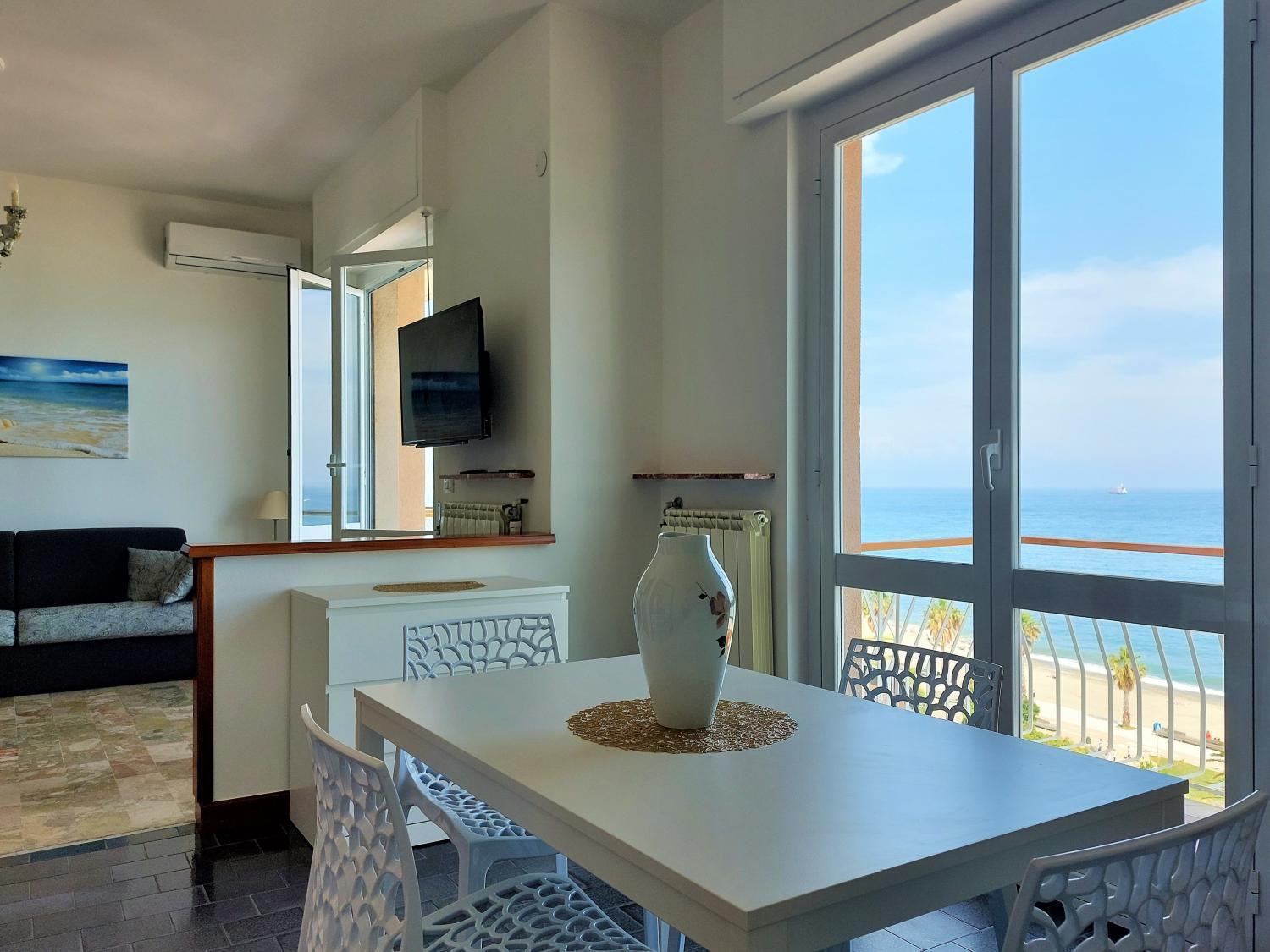 Facilities, Maremare, really on the Beach, with private parking, Savona