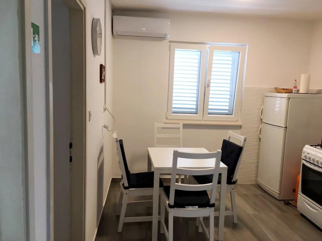 4, Apartments Nada, Pirovac