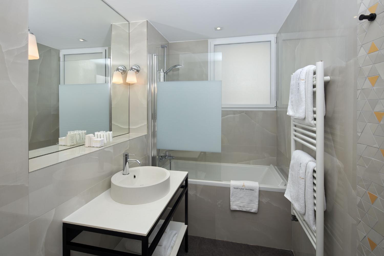 Bathroom 4, Hotel Tourisme Avenue, Paris