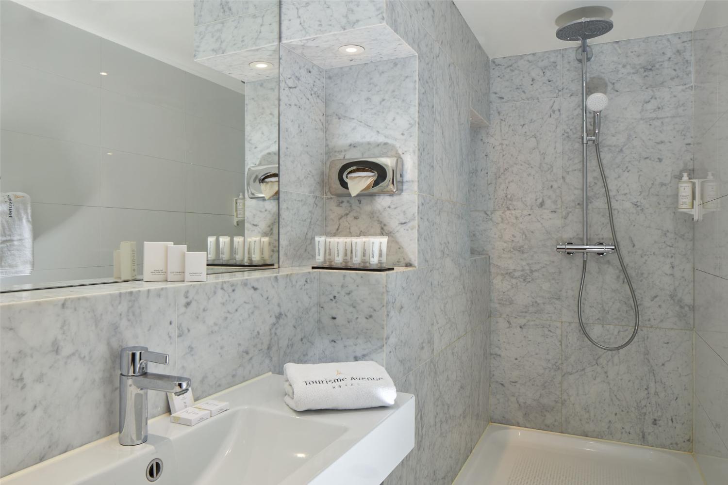 Bathroom 4, Hotel Tourisme Avenue, Paris