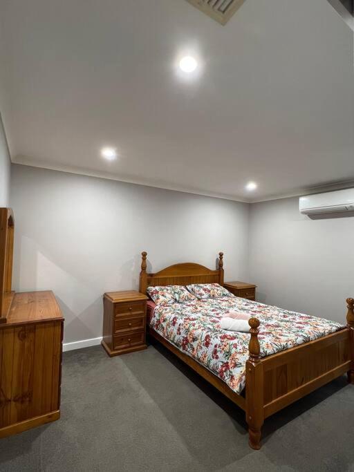 3, Free secure parking & WiFi in this Executive 3 BR., Kalgoorlie/Boulder