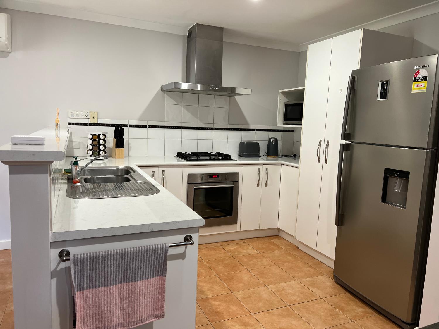 Kitchen, Free secure parking & WiFi in this Executive 3 BR., Kalgoorlie/Boulder