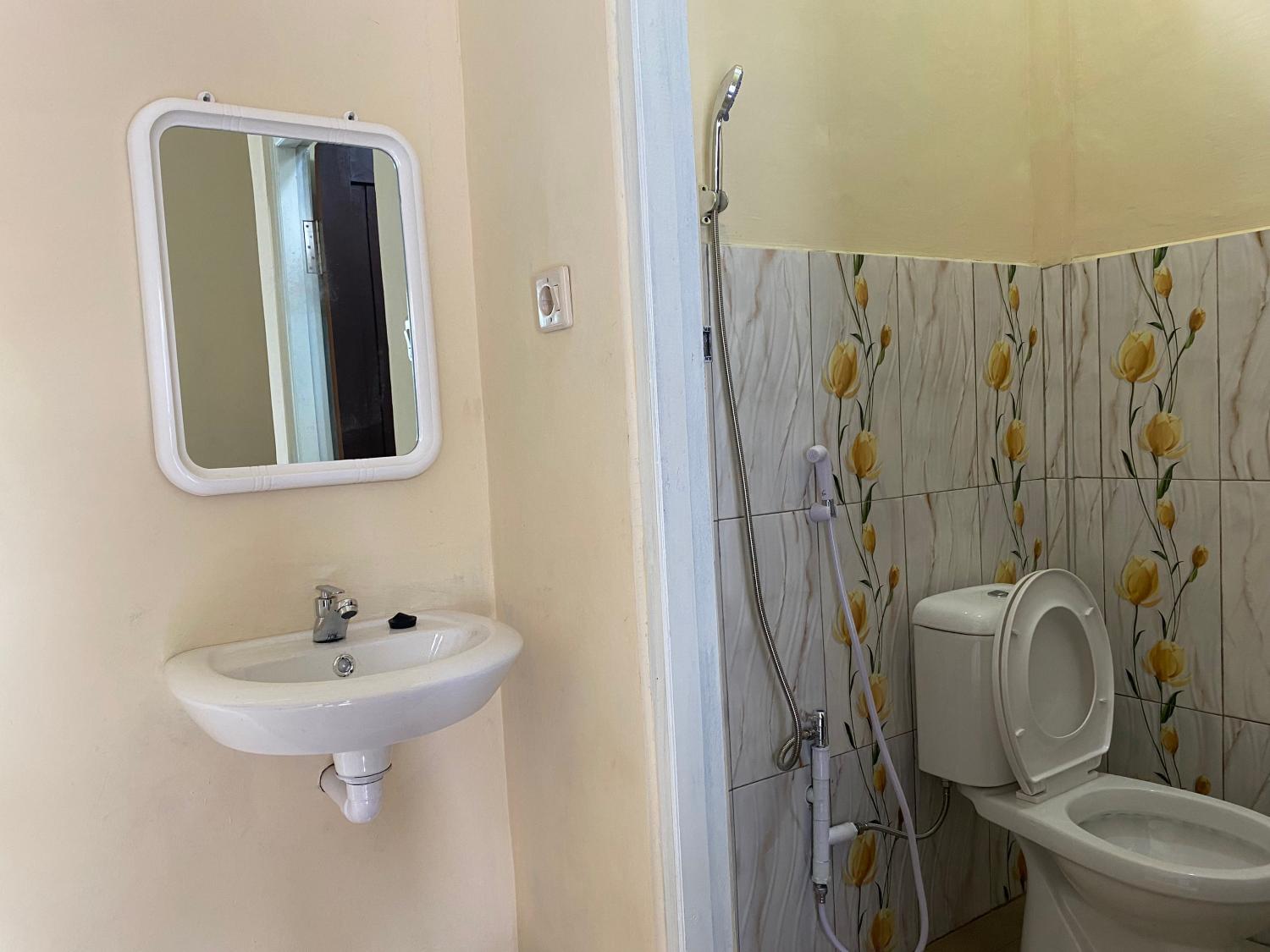 Bathroom, Tingang84 Guesthouse, Palangkaraya