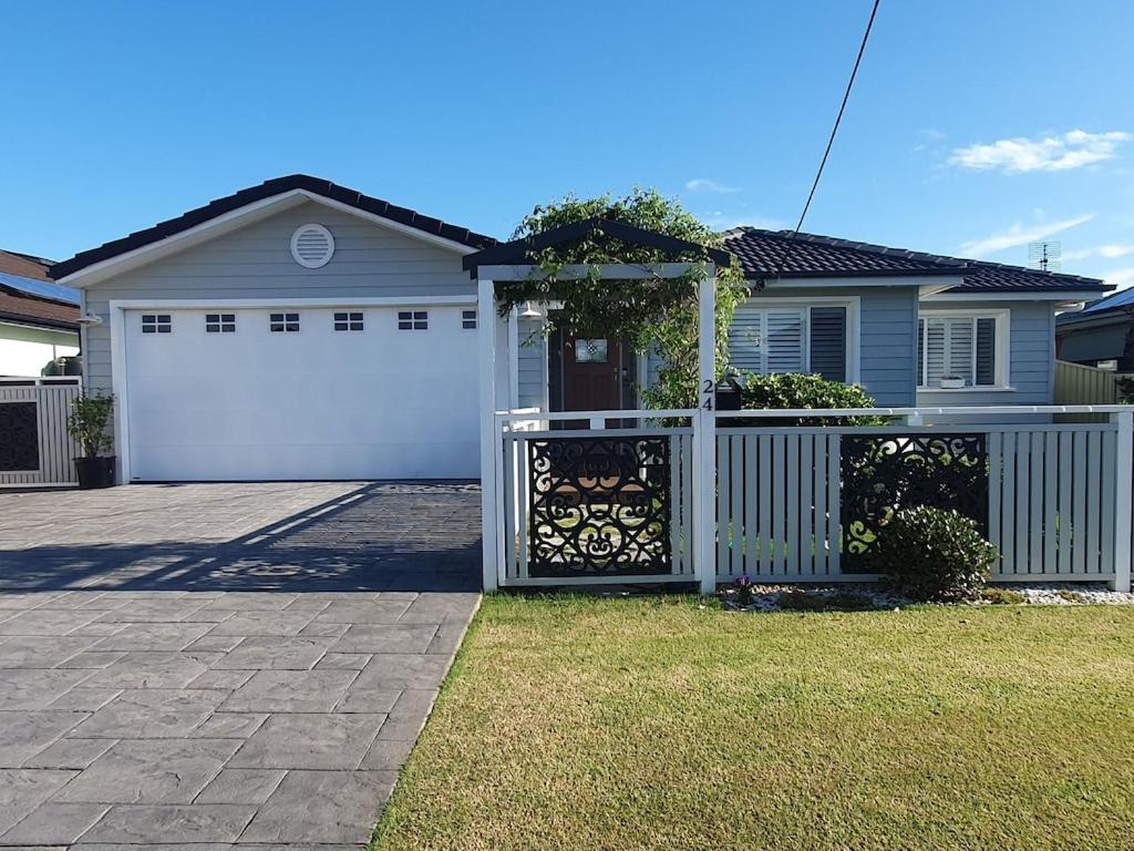 Located between picturesque Lake Illawarra and Windang beach, Wollongong Bal