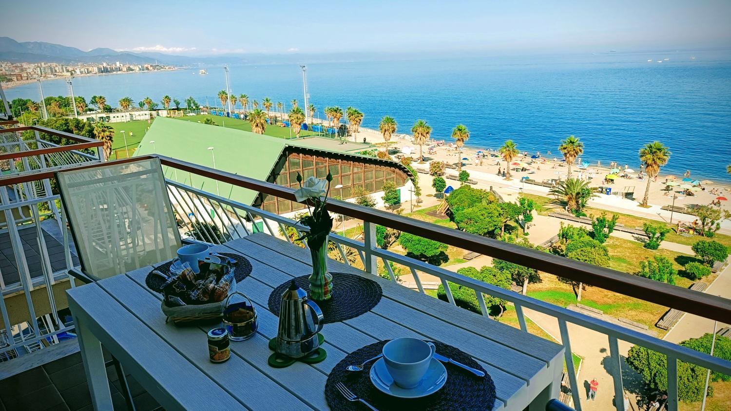 1, Maremare, really on the Beach, with private parking, Savona