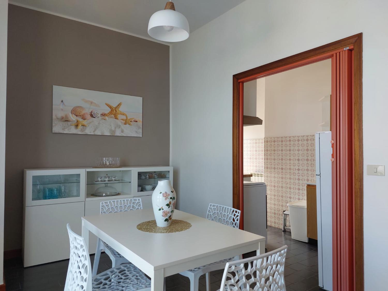 5, Maremare, really on the Beach, with private parking, Savona