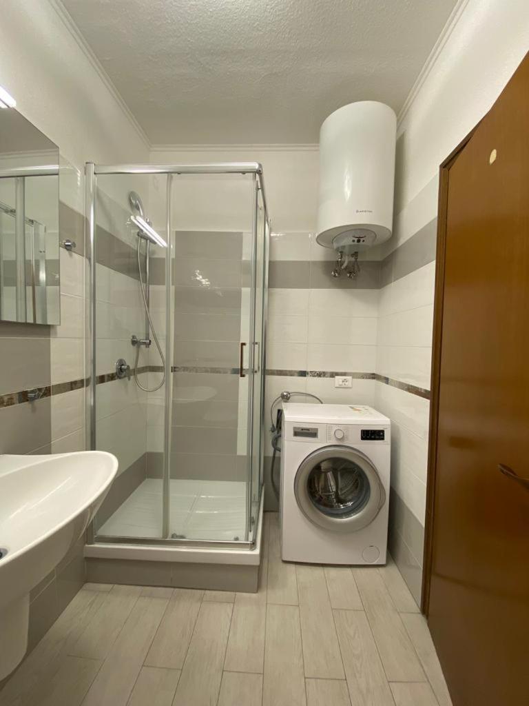 Bathroom 2, Etruria, Livorno