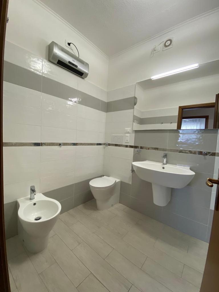 Bathroom 1, Etruria, Livorno