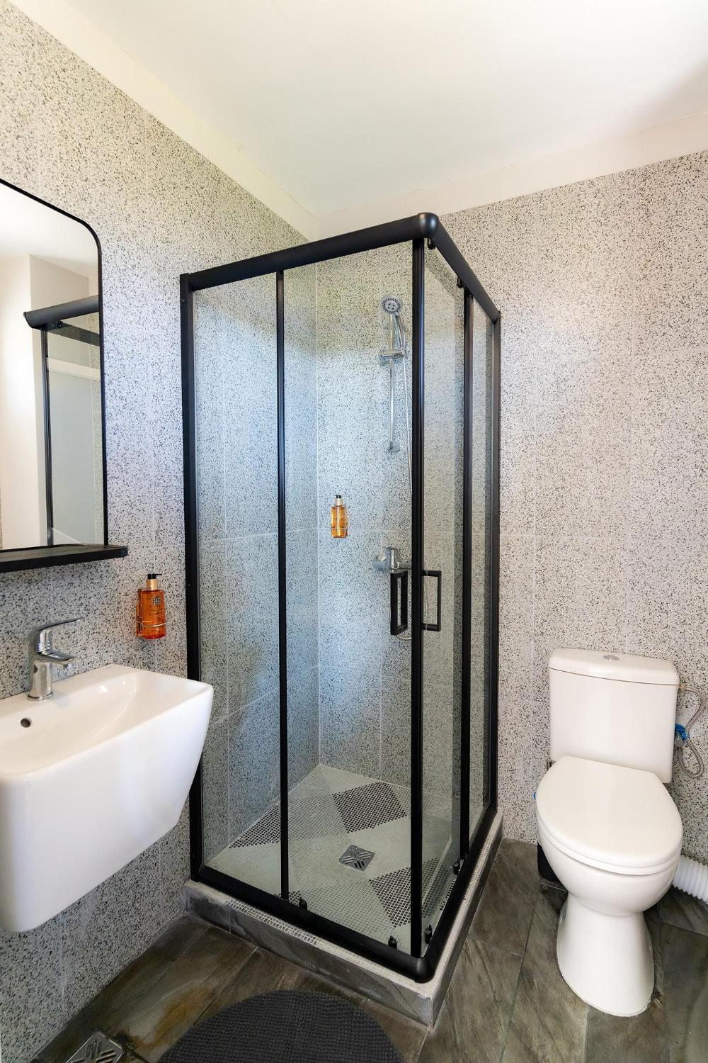 Bathroom 2, Rezident Corbu, Corbu