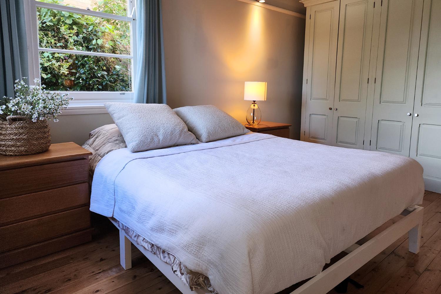 Bed, Discover Queenscliff, Warringah