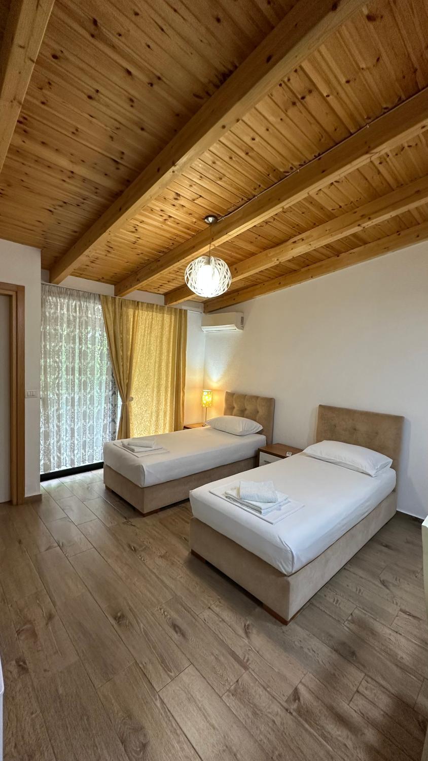 4, Laura Room’s, Sarandës