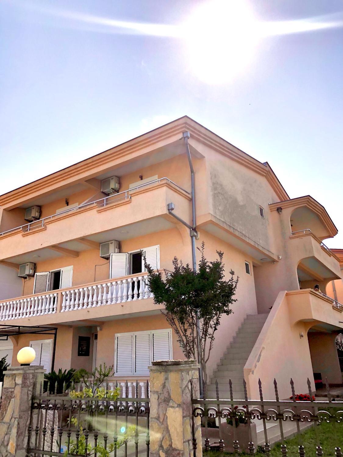 Others 3, Holiday House