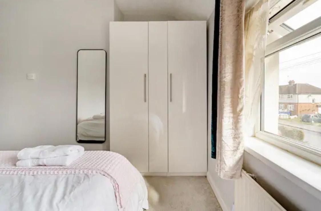 4, HomeStay with free parking - close to Heathrow, London