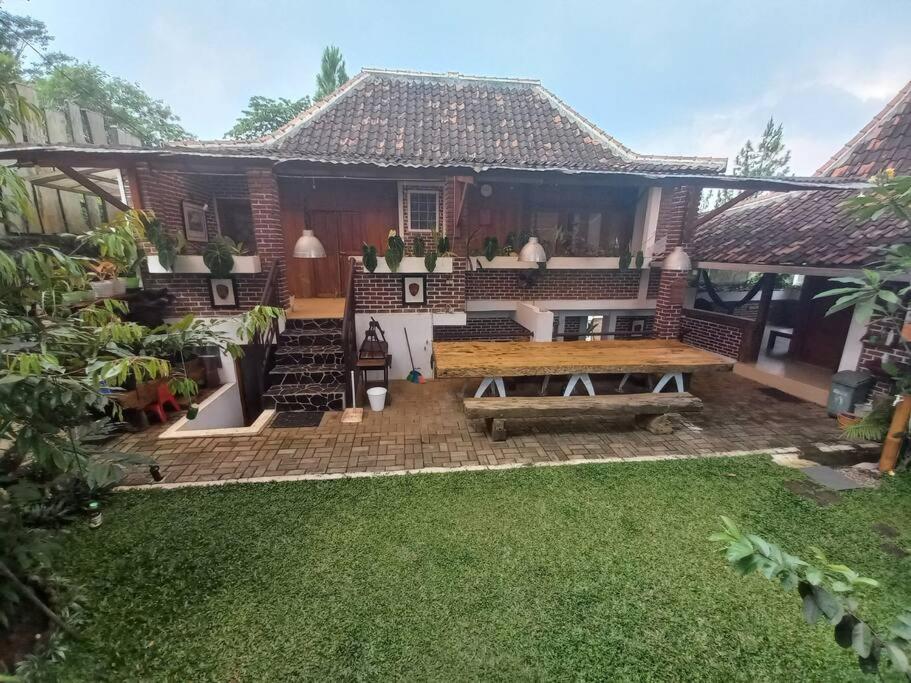 Villa Sajodo [Hilltop Get Away w/ Valley View], Bandung