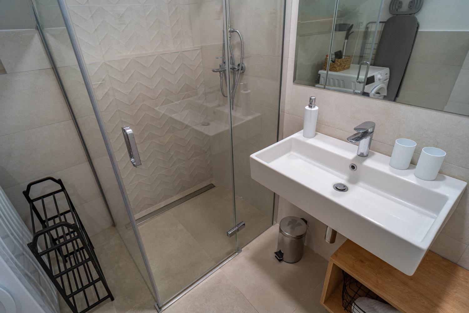 Shower 4, Studio & Room Conopeum, Zadar