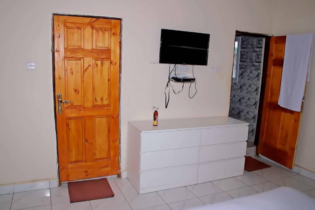 5, Green Mansion, Kombo Saint Mary