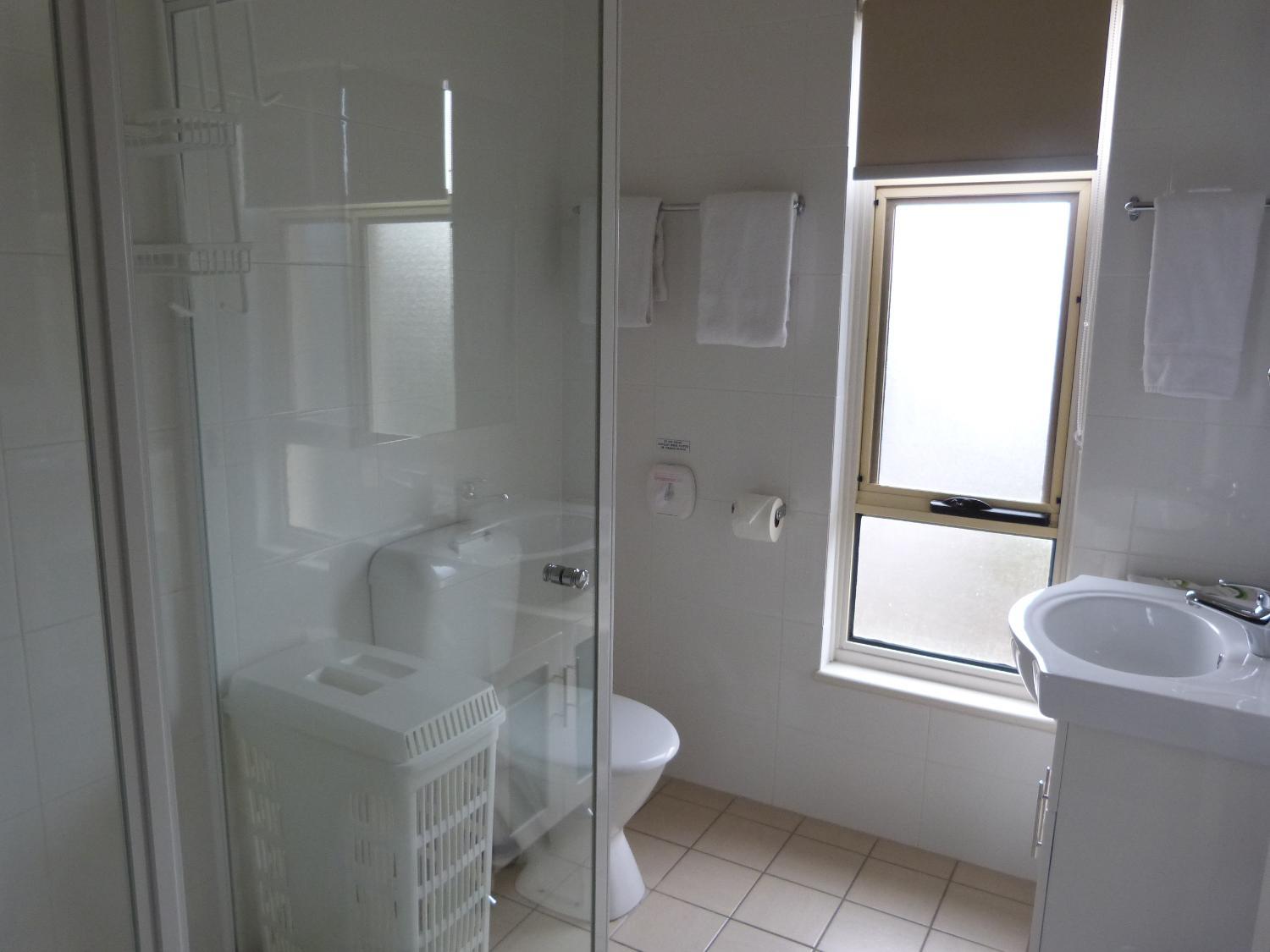 Bathroom, Glenelg Holiday Apartments - Corfu, Adelaide