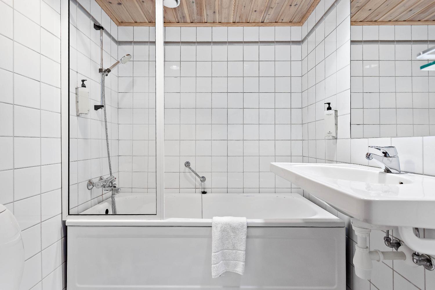 Bathroom, Voksenasen, Oslo
