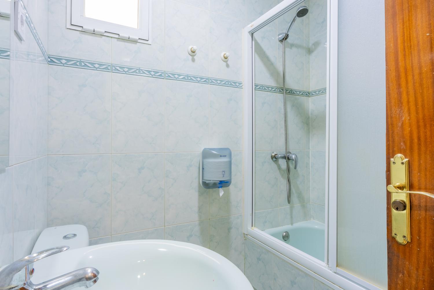 Bathroom, Ideal Hostel Madrid, Madrid