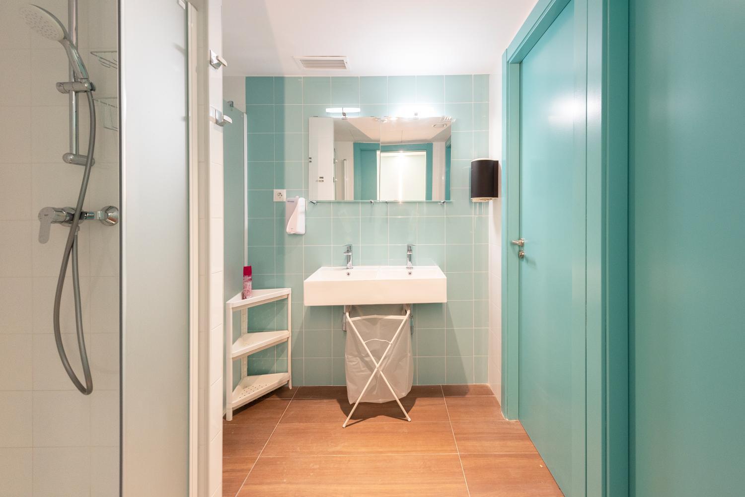 Bathroom 3, Hostelle - Women only hostel Barcelona, Barcelona