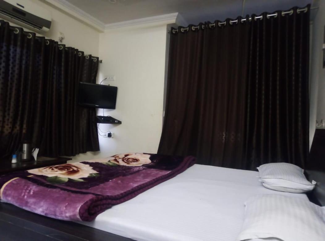 2, Hotel Radhika Palace, Morena