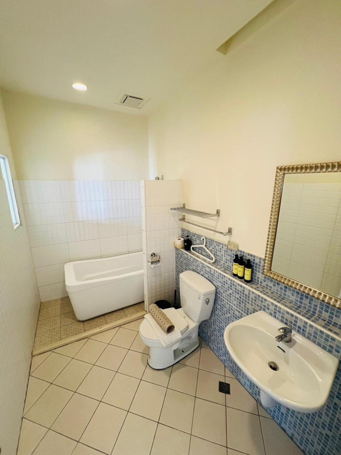 Bathroom 3, W24 Kenting Homestay, Houbih Lake No. 2 Building, Pingtung