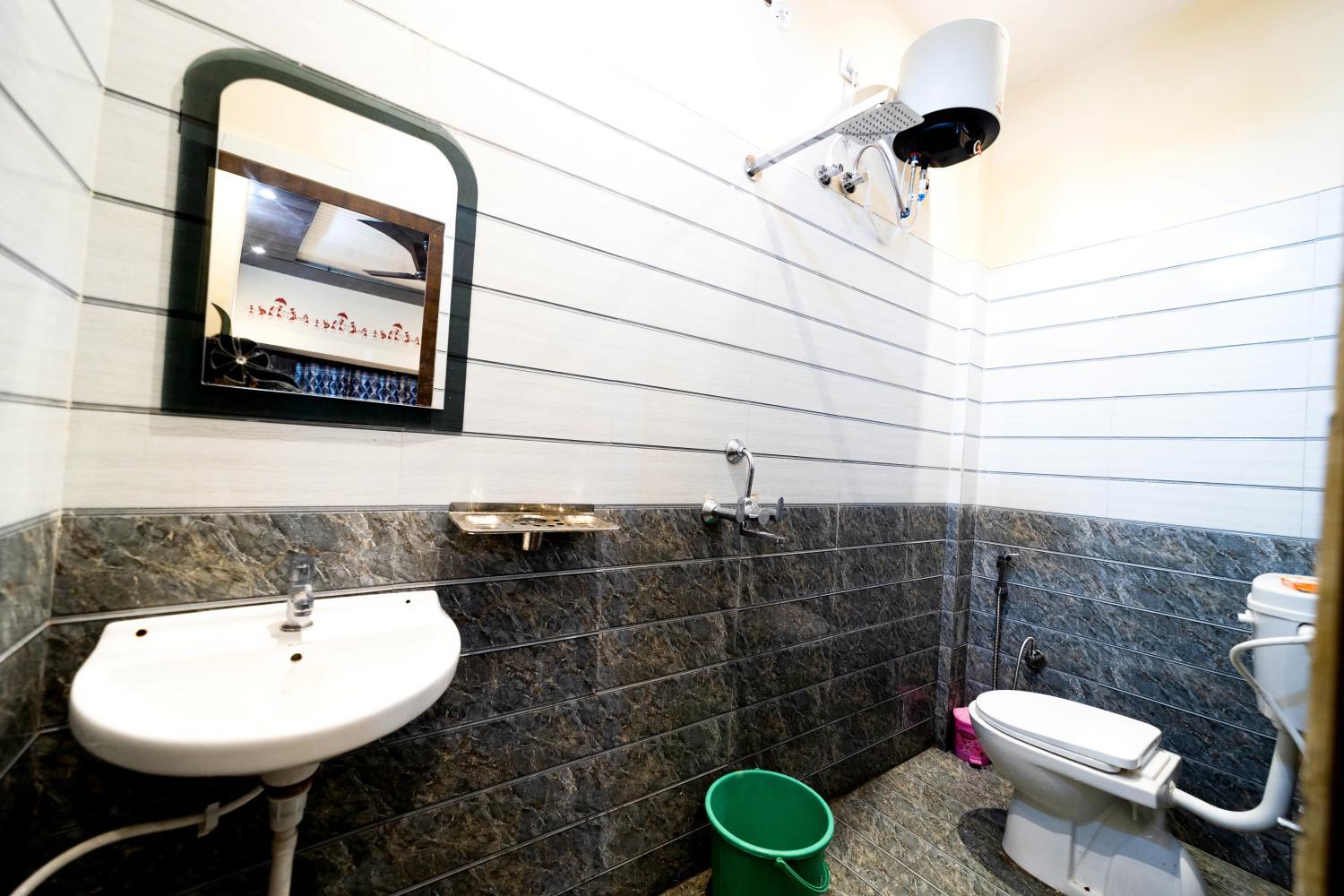 Bathroom 3, Raghuvanshi Paying Guest House and Dormitory, Varanasi