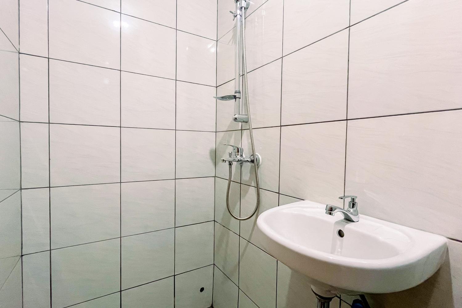 Bathroom 1, Studio Apartment (No Kitchen) Bandaraya - Tallasa City Makassar By Travelio, Makassar