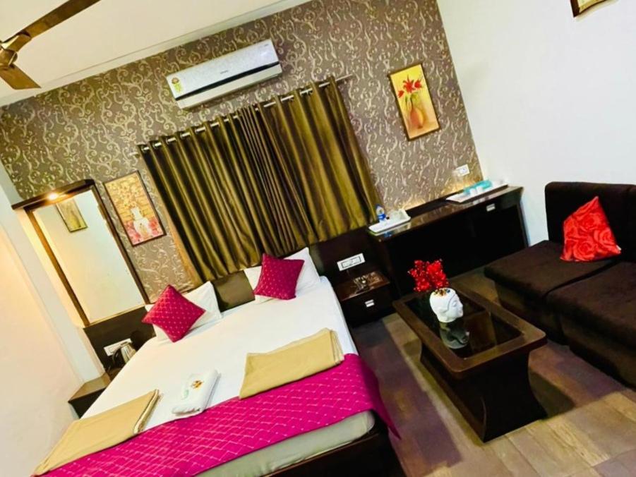 3, Hotel lili near airport, West