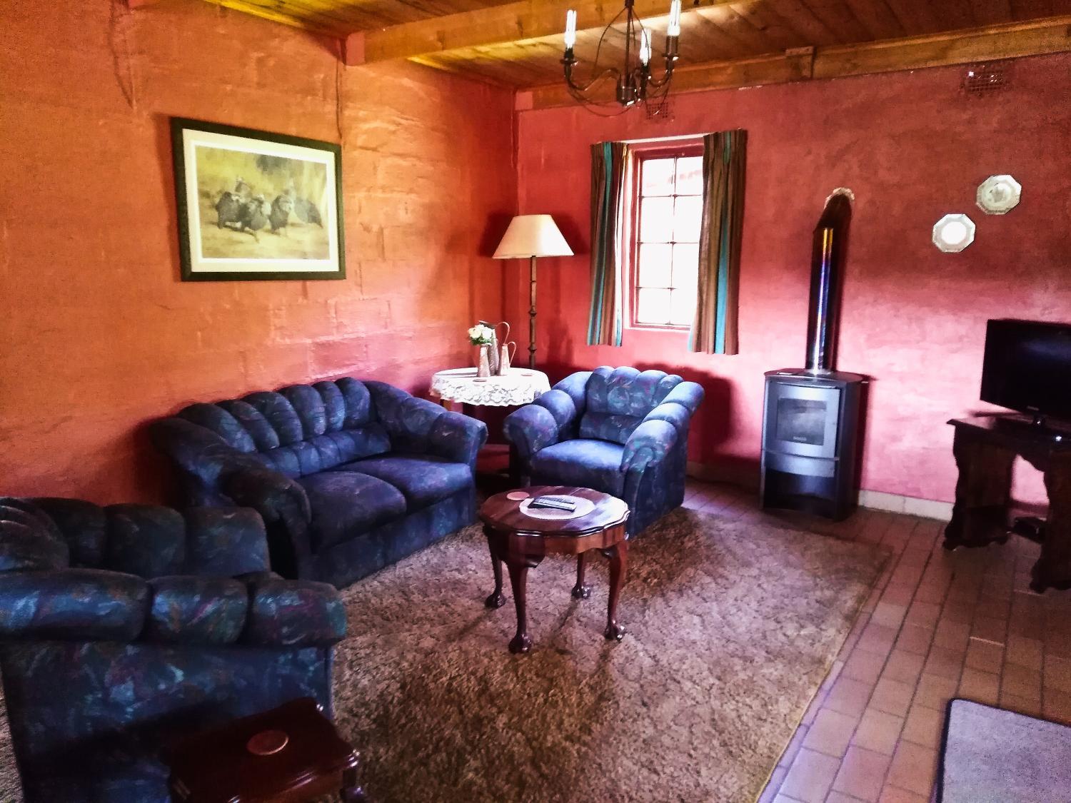 Shared lounge/TV area, Hill Billys Selfcatering, Uthukela