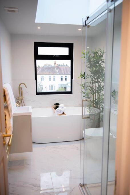 5, Stylish Skylight Room in a Luxury House, London