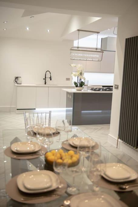 4, Stylish Skylight Room in a Luxury House, London