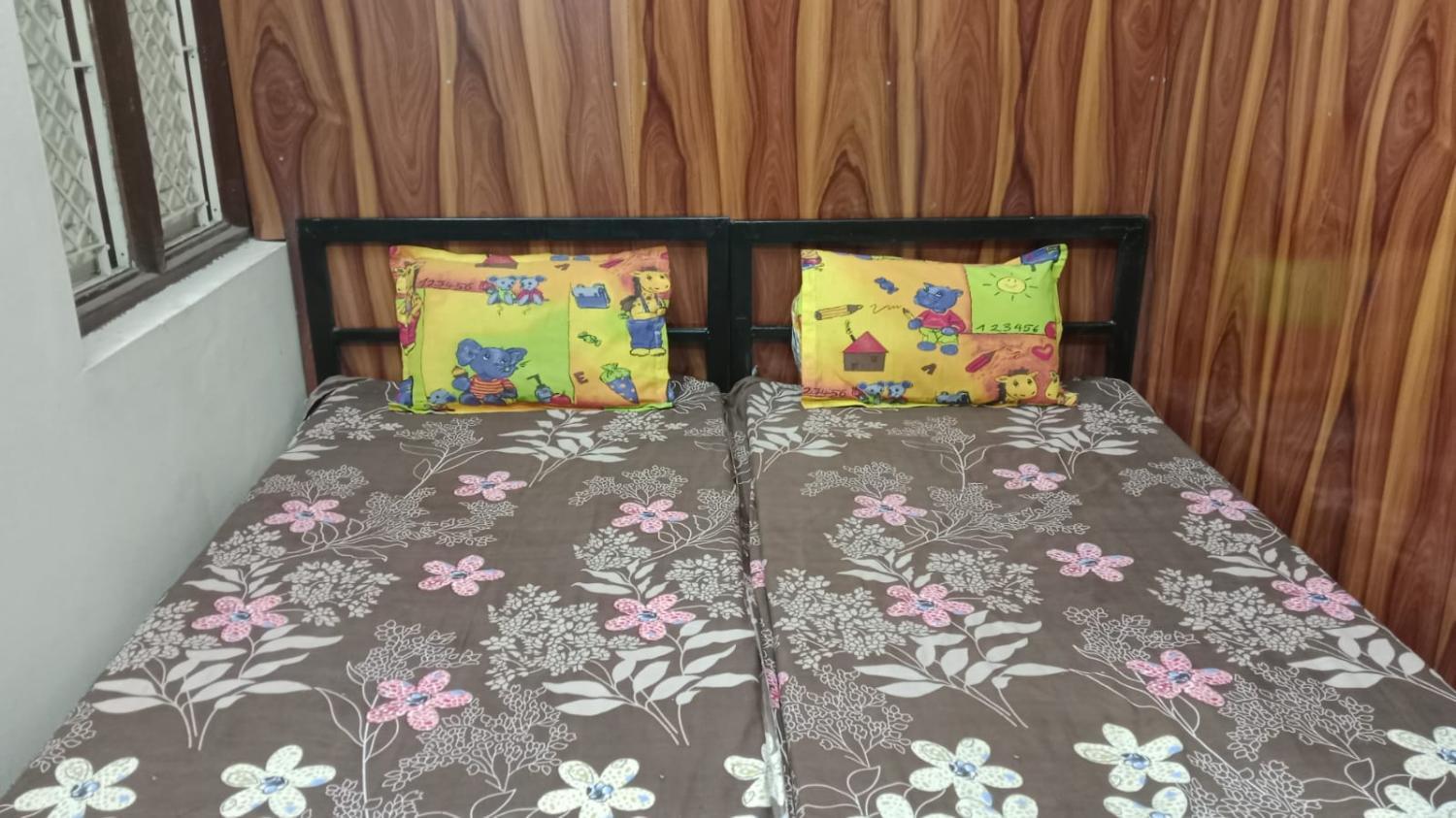 Others 5, Shivanjali Bhakt Niwas, Ujjain