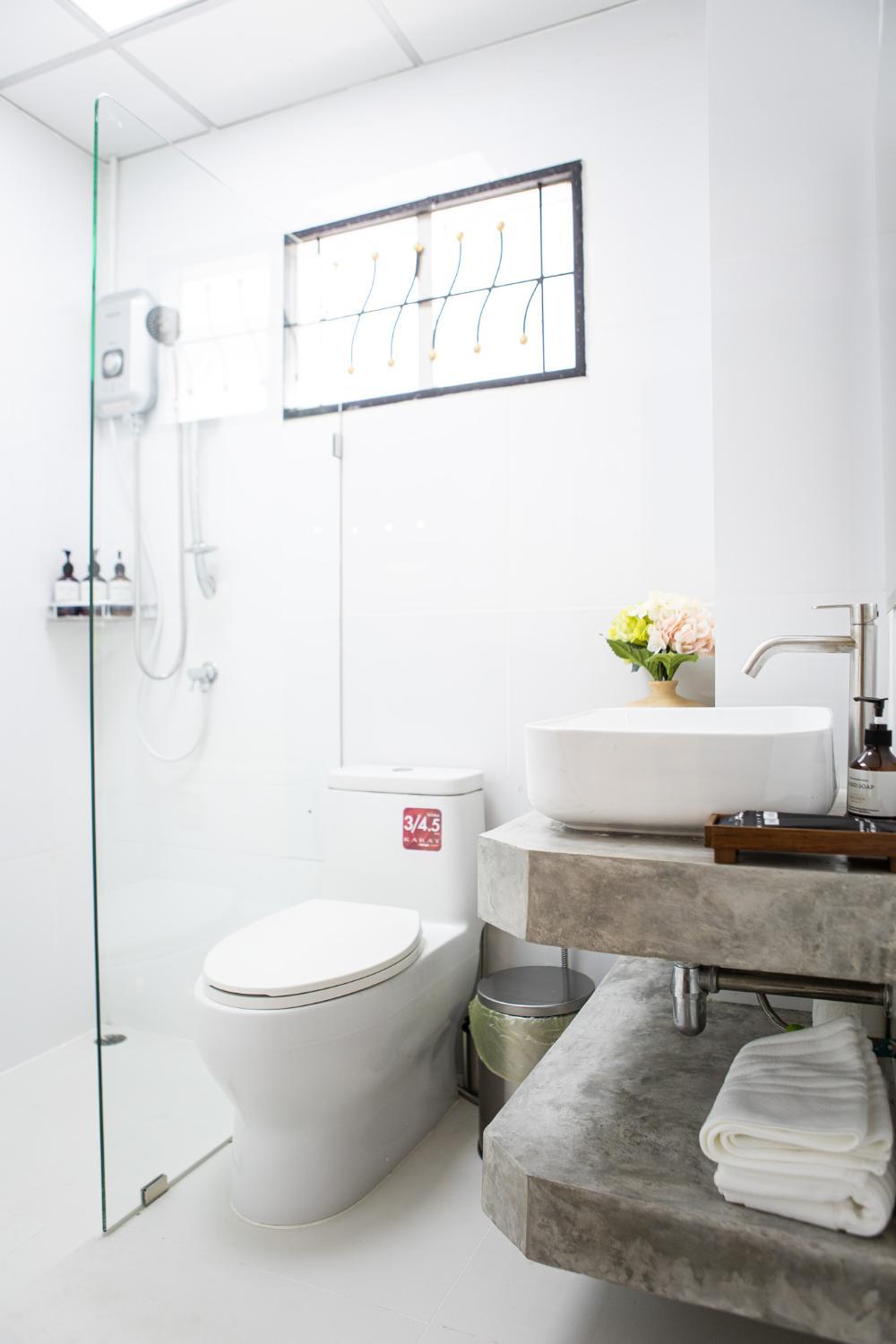 Shower, The Golden Room - Suvarnabhumi, Lat Krabang