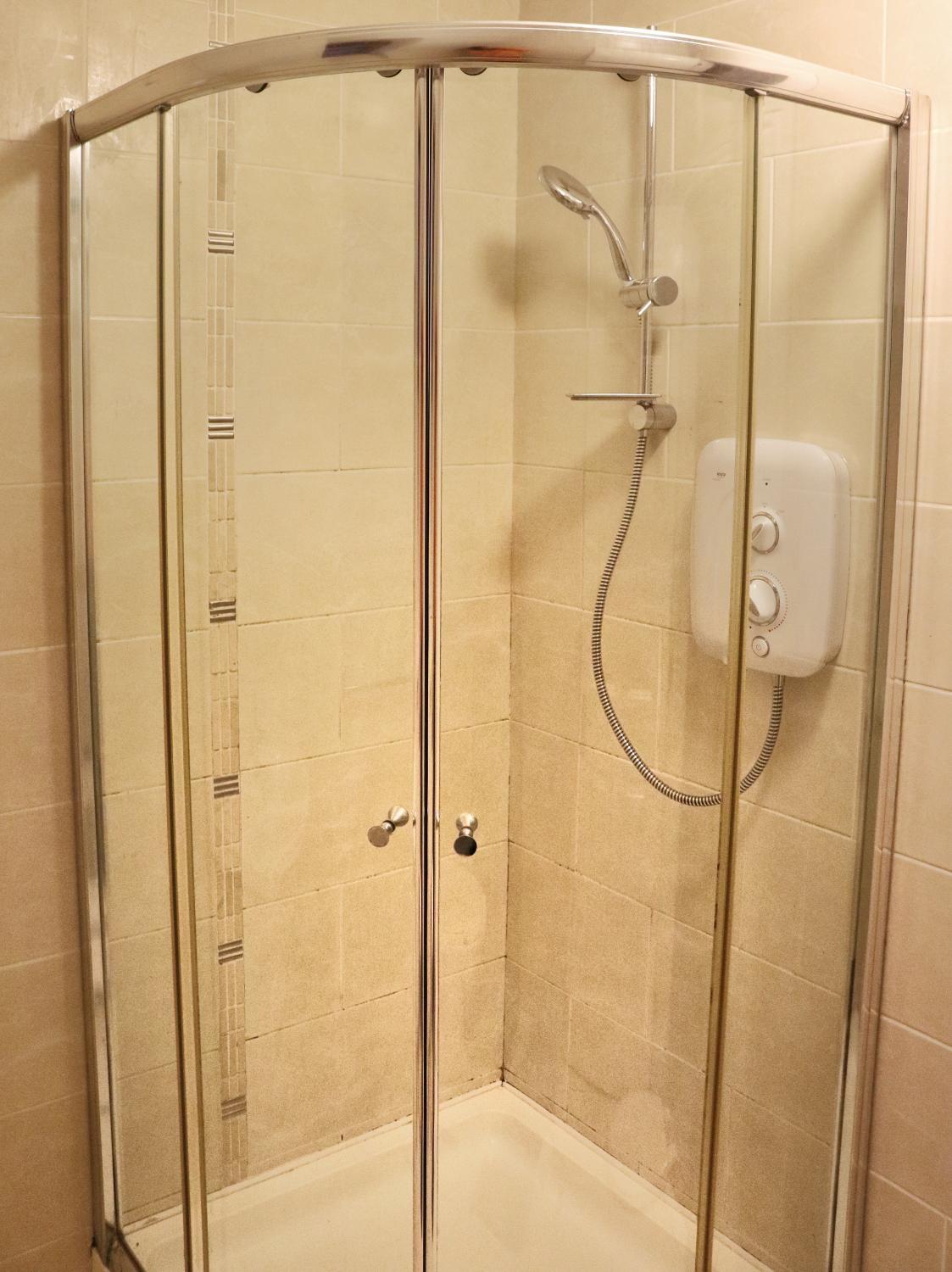 Shower 2, Deluxe Dwelling - 15 mins from Cork City/Airport