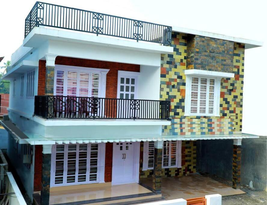 4, Peaceful Living Suite - 4 Bedroom Villa, Ernakulam