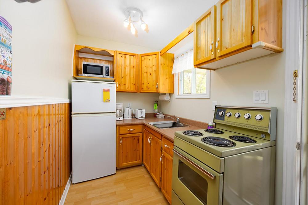 Kitchen, Fiddler's Green Country Cottages, Queens