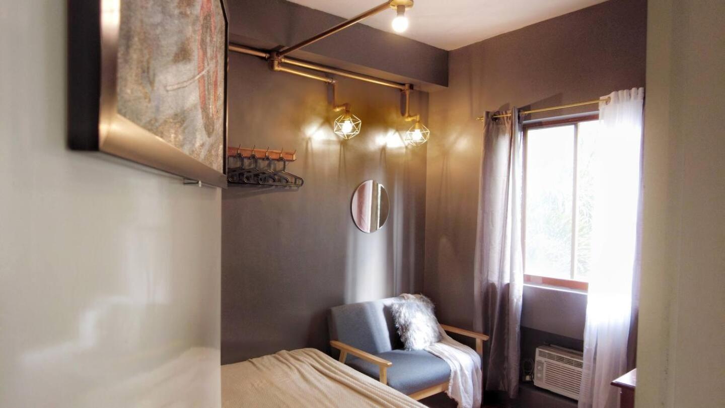 5, Fully-equipped 1-Bedroom w/ Balcony + FREE swimming pool access, Quezon City